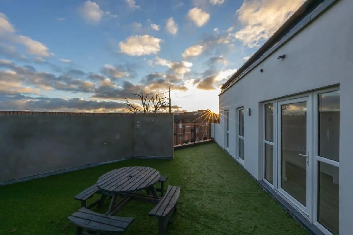 East Village 1 Bed Apartment In Belfast W Balcony Великобритания